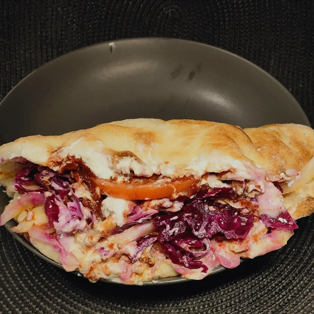 Hühner Döner Sandwich Mitrotkraut Zwiebel Und Tomaten Joghurt-kräuter- Und Scharfer Sauce