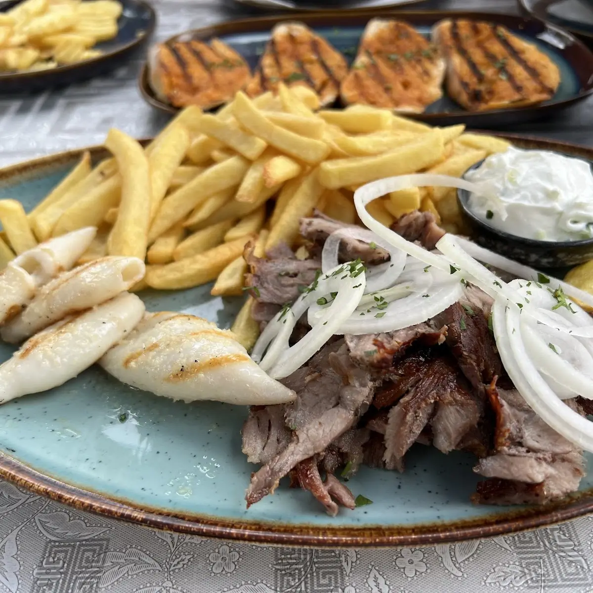 Gegrillt Calamari Mit Kebab Fleisch Und Pommes