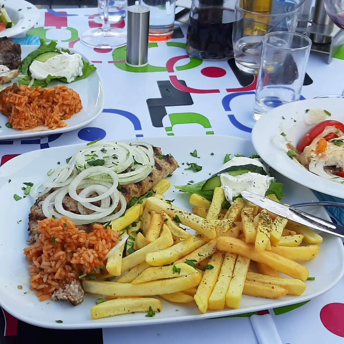 Griechischer Bauernsalat Gemischte Griechische Platte Und Bifteki