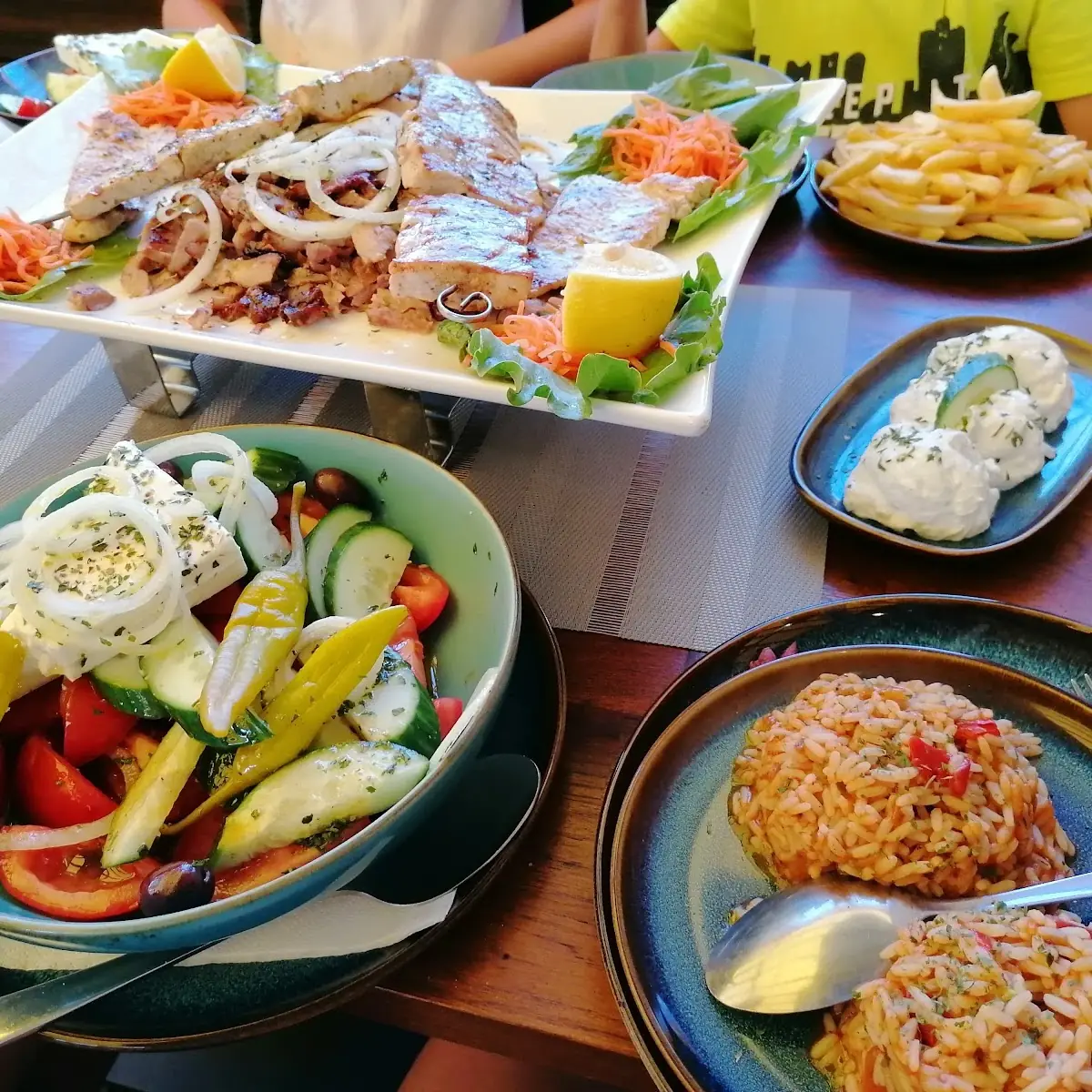 Platte Für 2 Personen Vom Grill Mit Gyros
