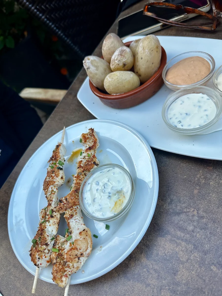 Hähnchenspiess Mit Knoblauchsauce
