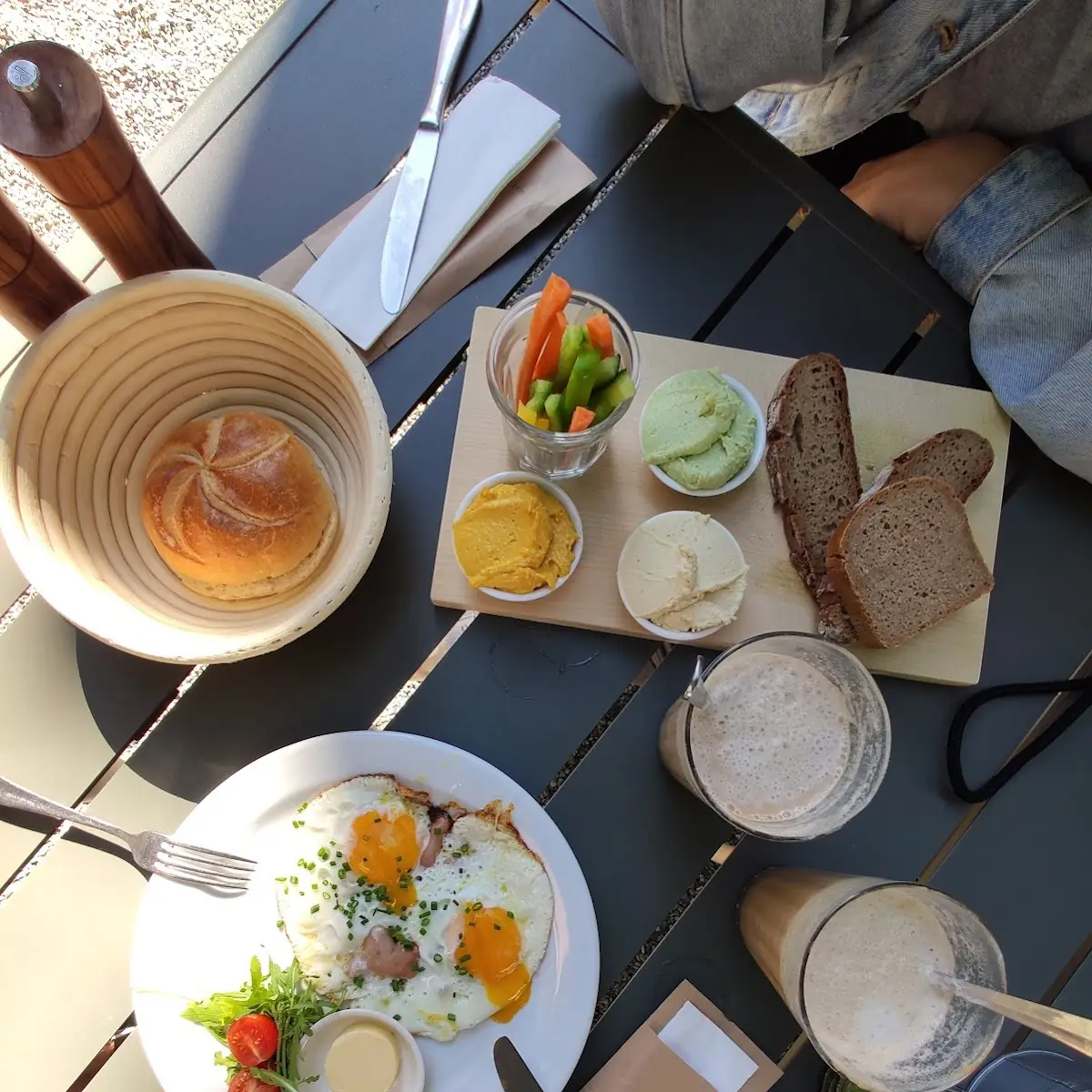 Ham & Eggs Und Hummus