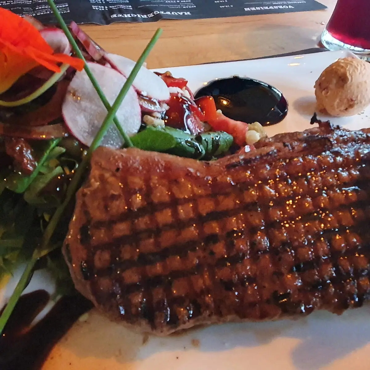 Rindersteak Mit Süßkartoffelpommes Und Salat