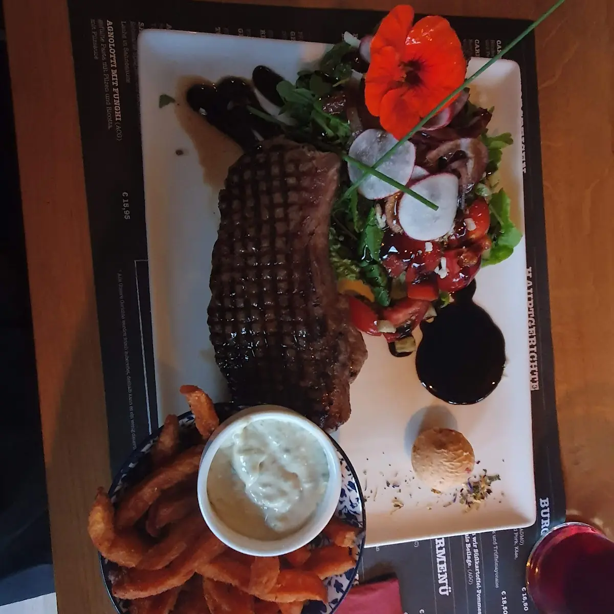 Rumpsteak Mit Süßkartoffelpommes Und Salat