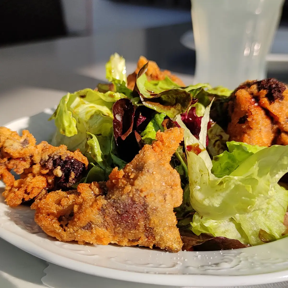 Gebackene Hühnerleber Auf Gemischten Salat