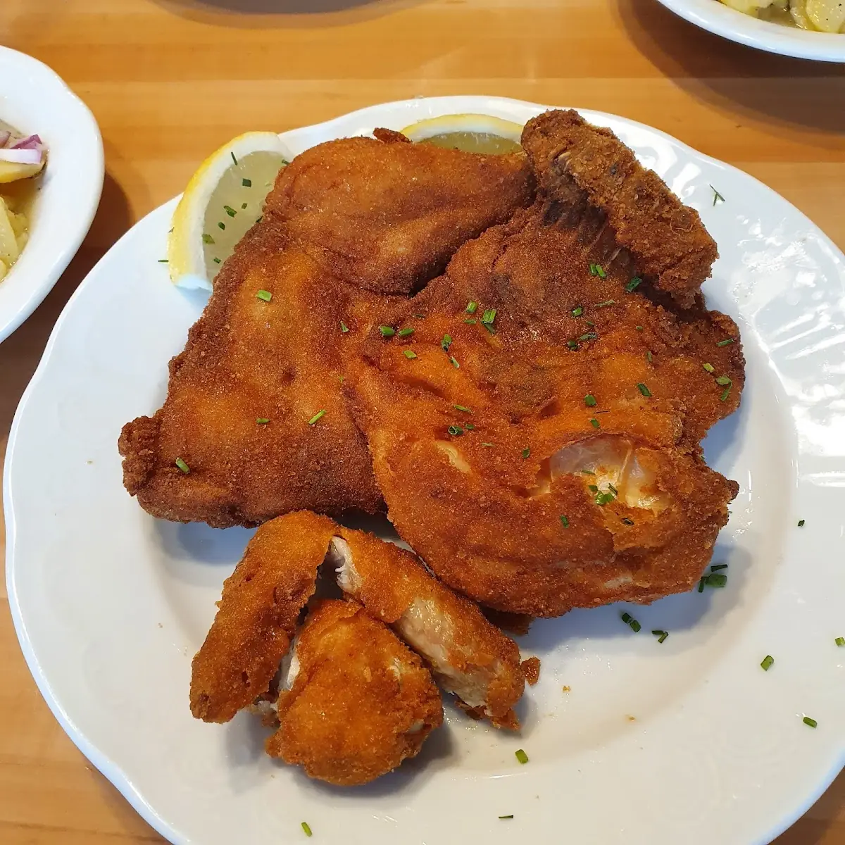 Hirschcordon Backhendl Mit Pommes Und Gemischter Salat