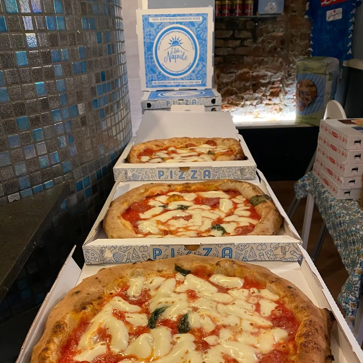 Pizza Via Chiaia