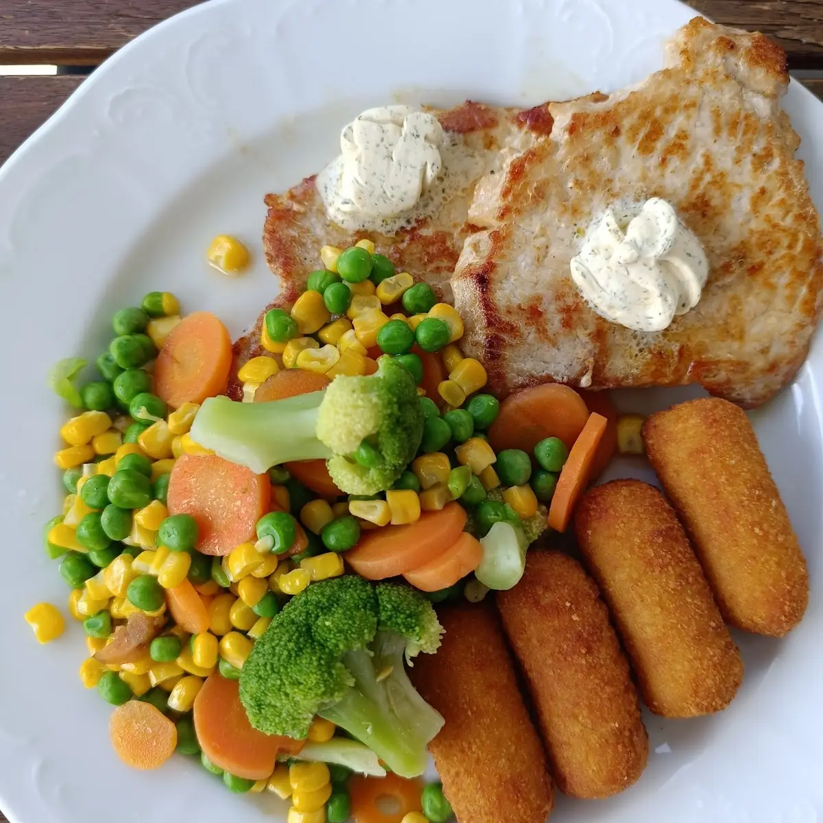 Grillkotelette Gemüse Und Kroketten
