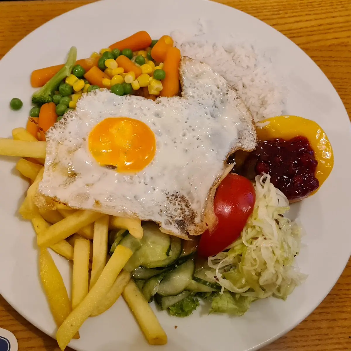 Spiegelei Gemüse Pommes Salat
