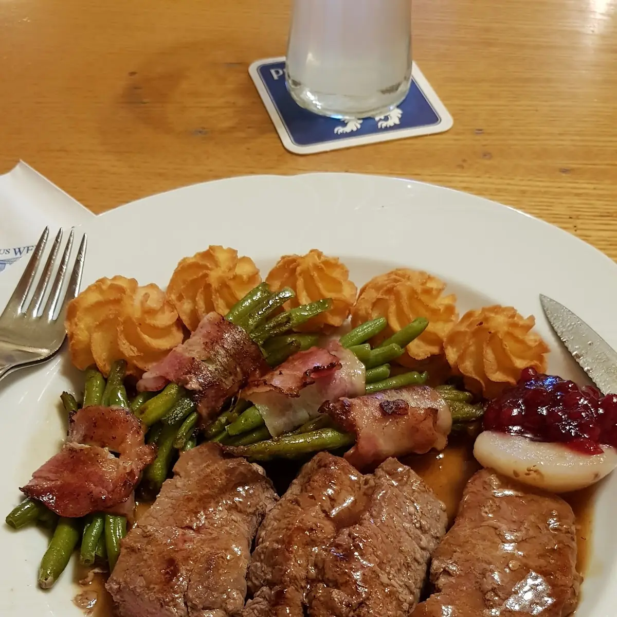 Wildschweinrücken In Rotweinsauce Mit Pomm Duches Und Speckfisolen