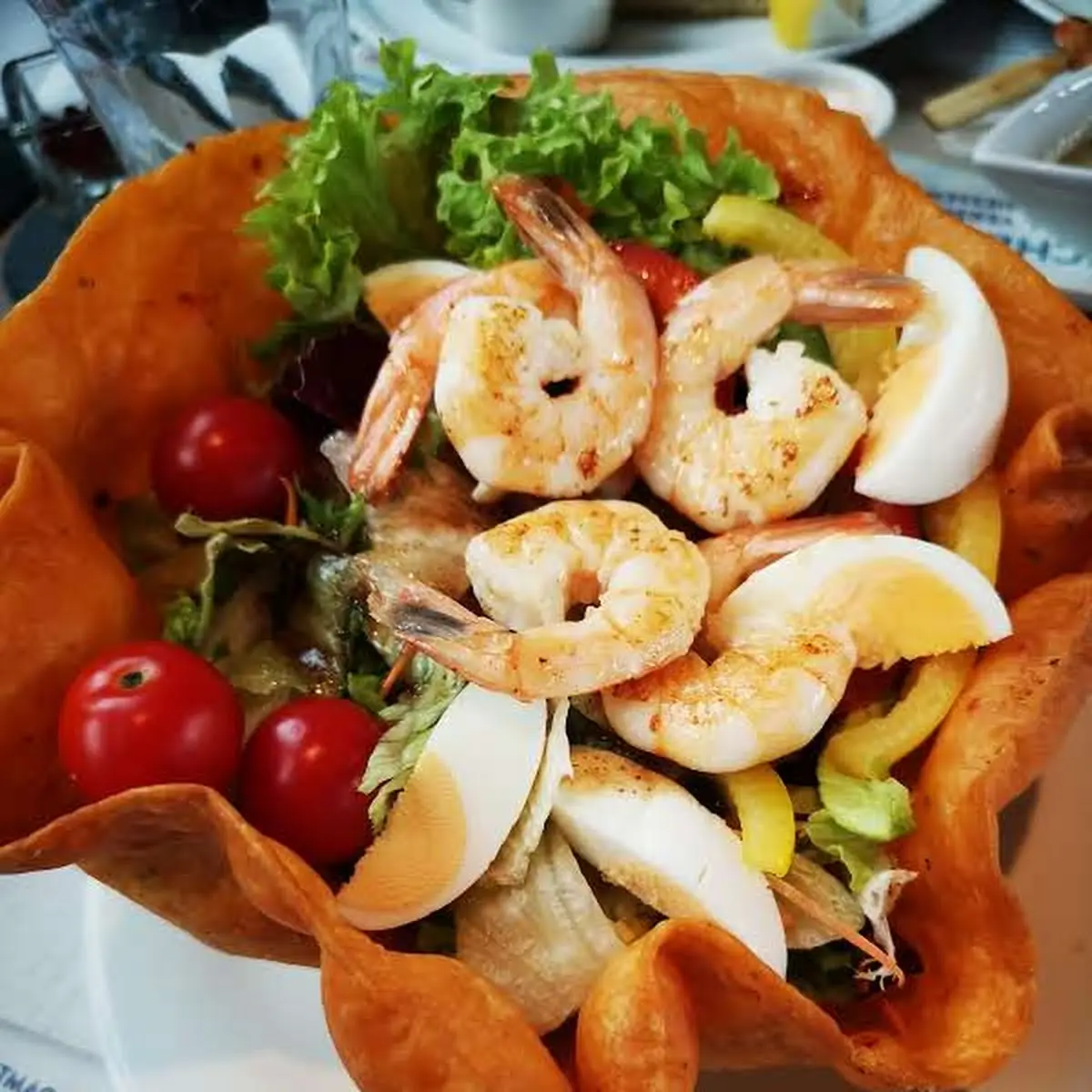 Salat Mit Garnelen In Tortilla-bowl