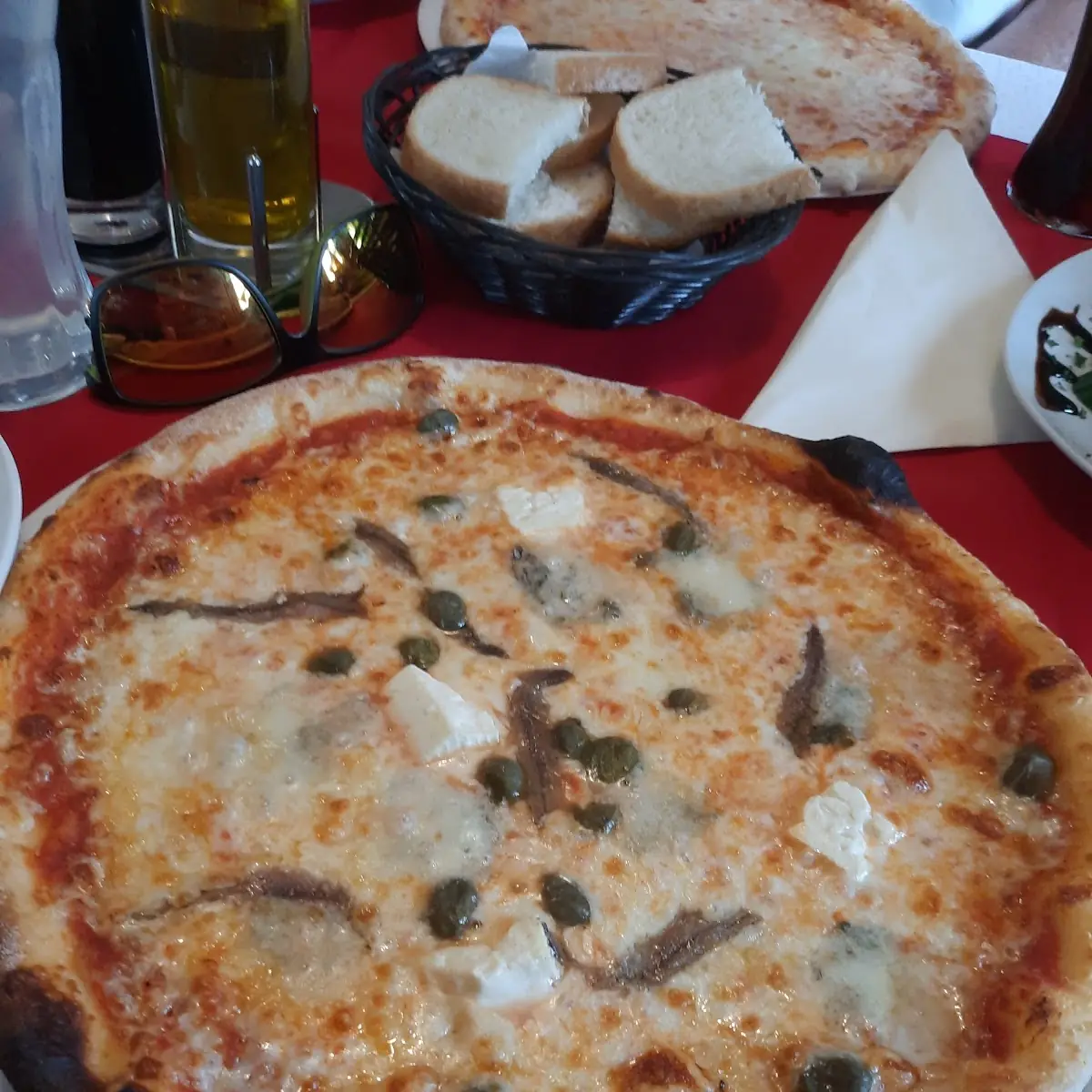 Pizza Quattro Formaggi Mit Sardellen Und Kapern