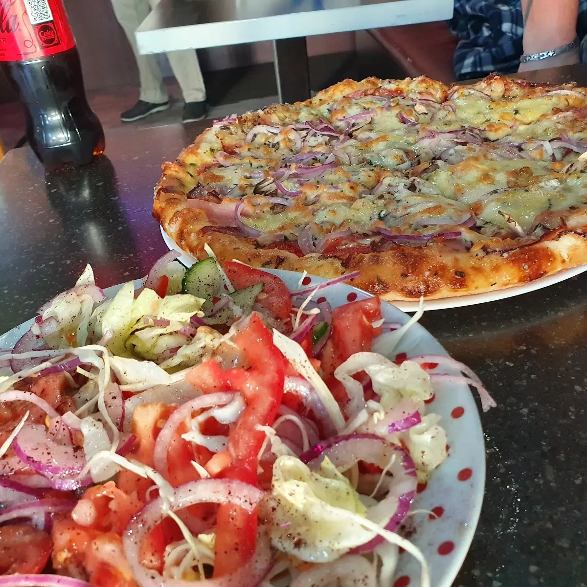 Gemischter Salat Mit Hauspizza