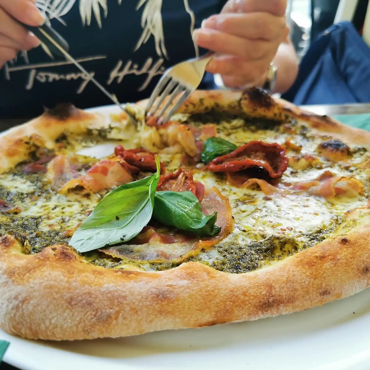 Pizza Mit Getrockneten Tomaten Und Pesto Käsr, Arco Adige