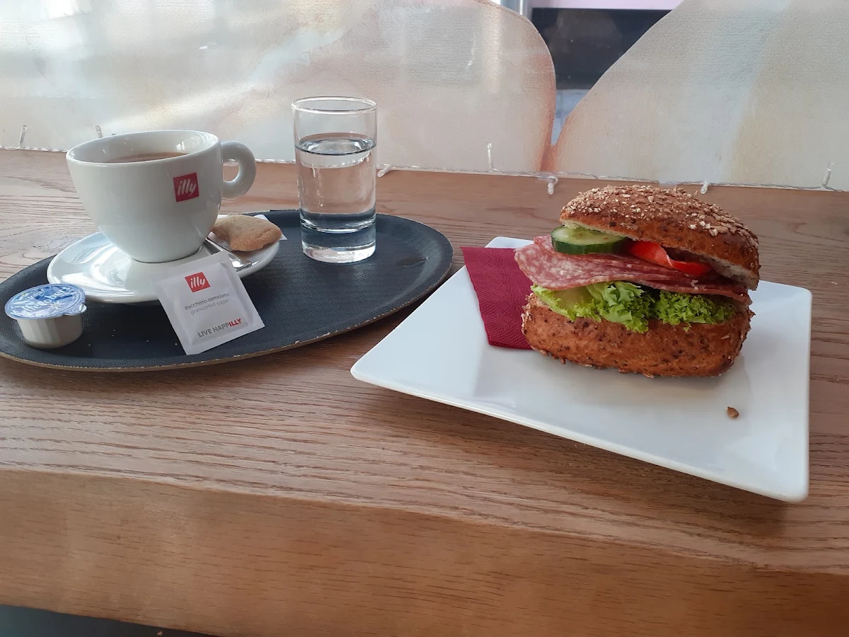 Vollkornsemmel Mit Salami Und Verlängerter Kaffee
