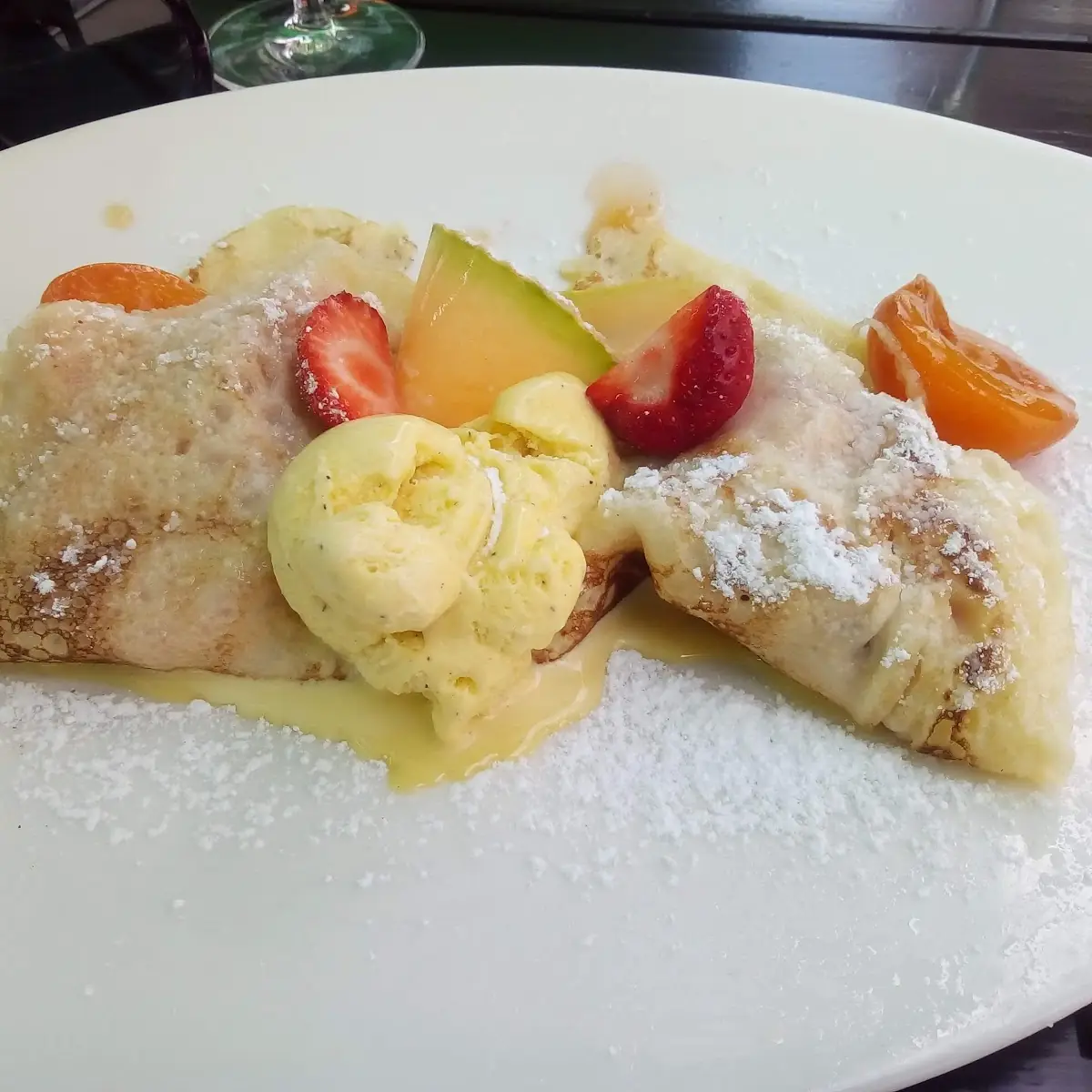 Palatschinken Mit Himbeeren Und Vanilleeis