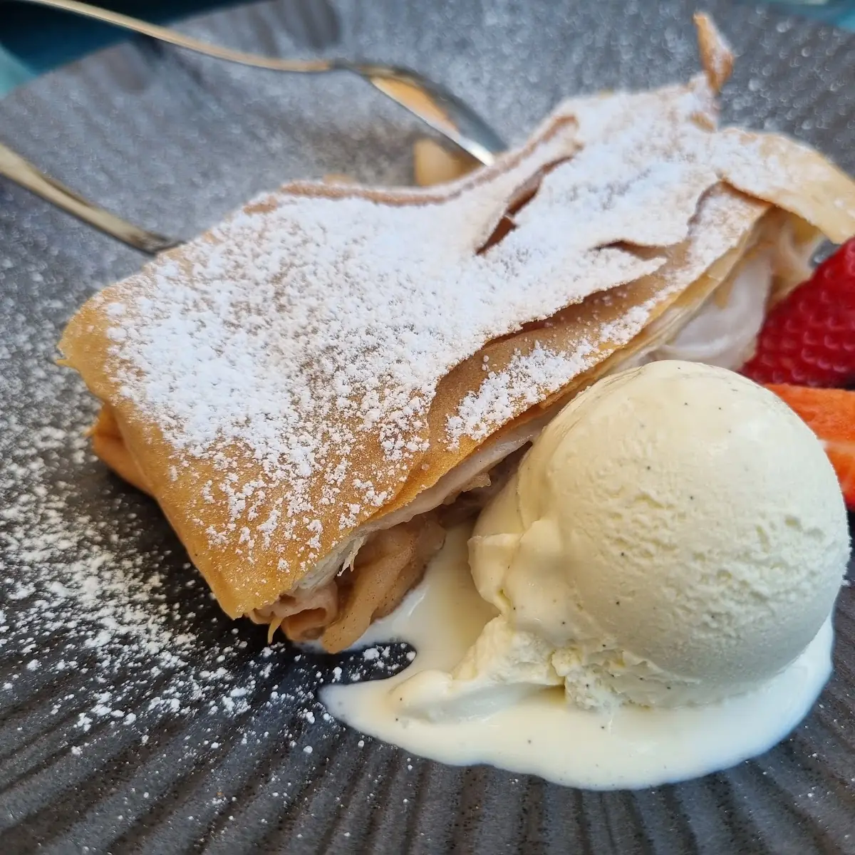 Apfelstrudel Mit Vanilleeis