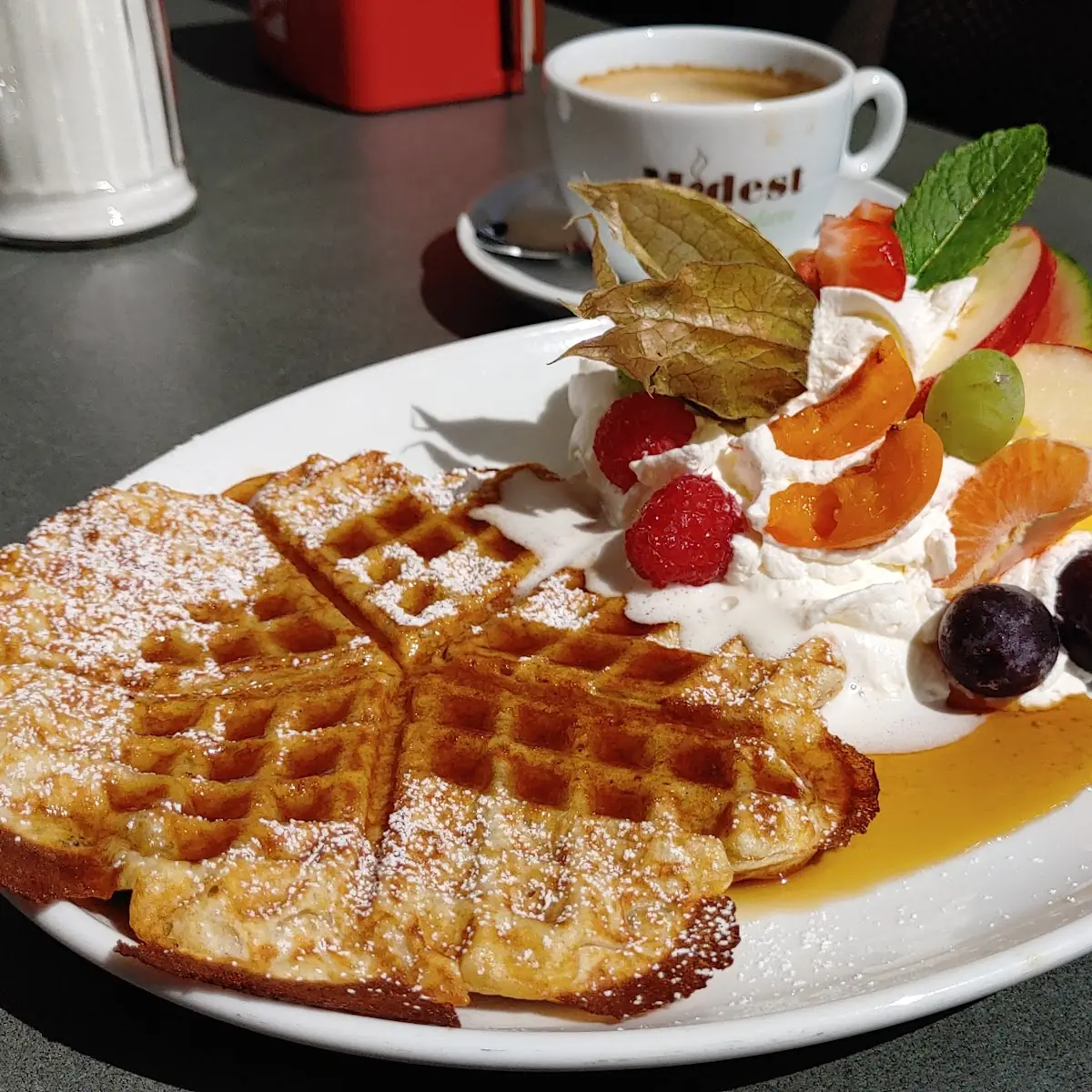 Frische Waffel Mit Obst Und Sahne