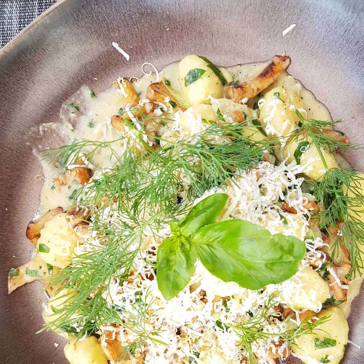 Gnocchi Spinat Eierschwamerln Geräucherter Ricotta