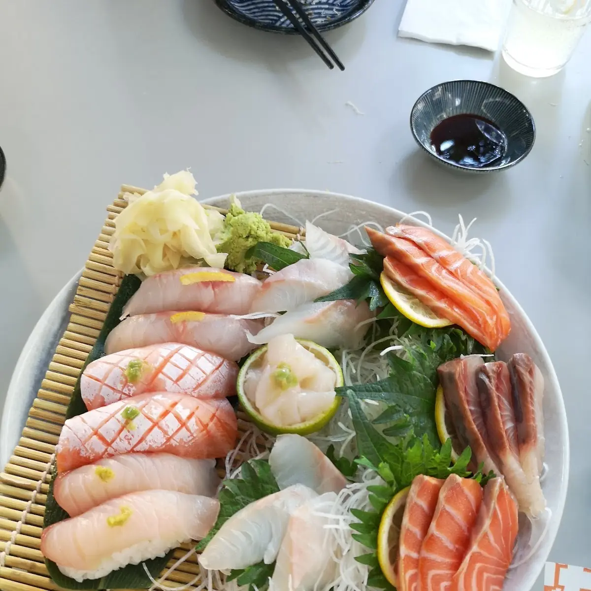 Nigirl Und Sashimi Set