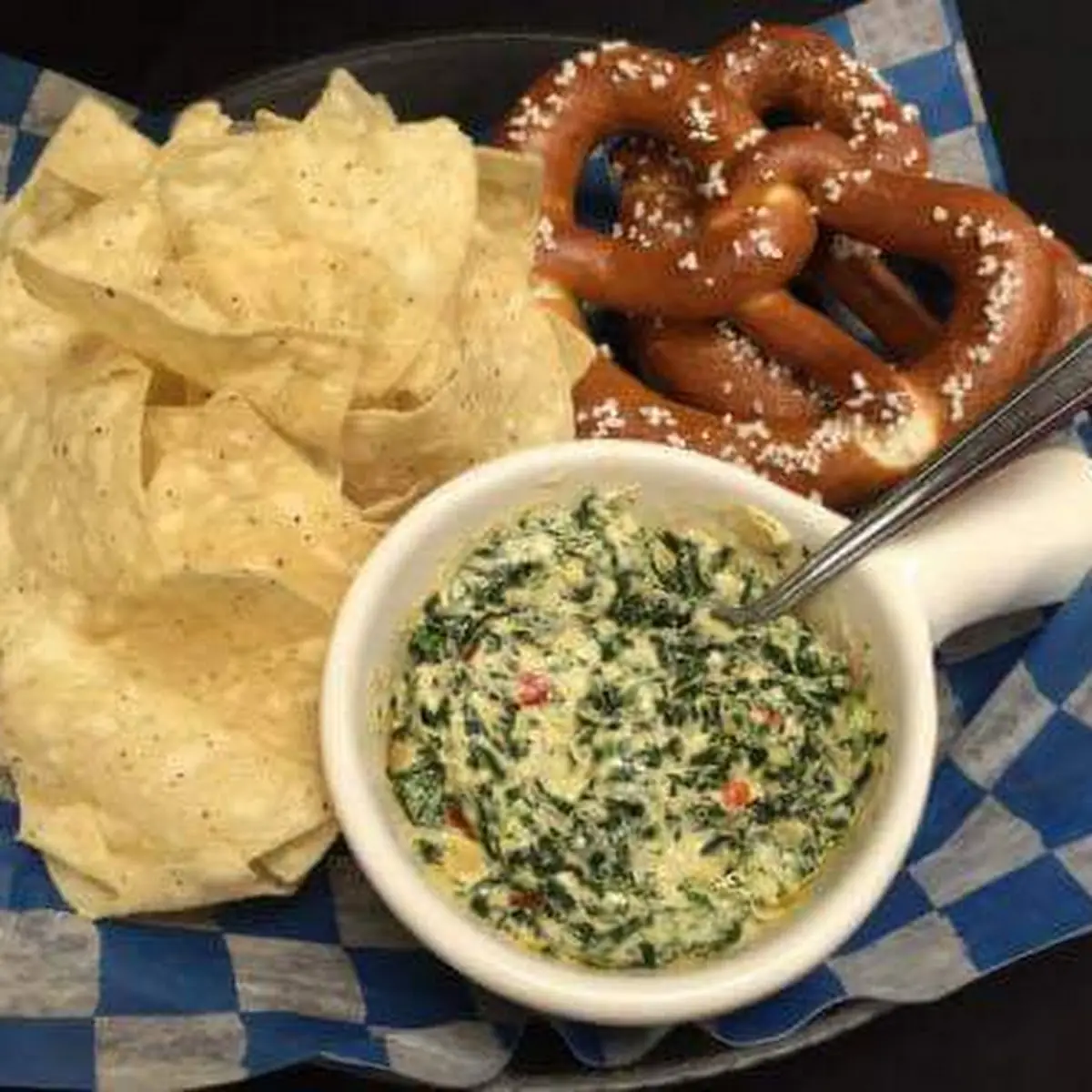 Brezel Patatine E Salsa Verde