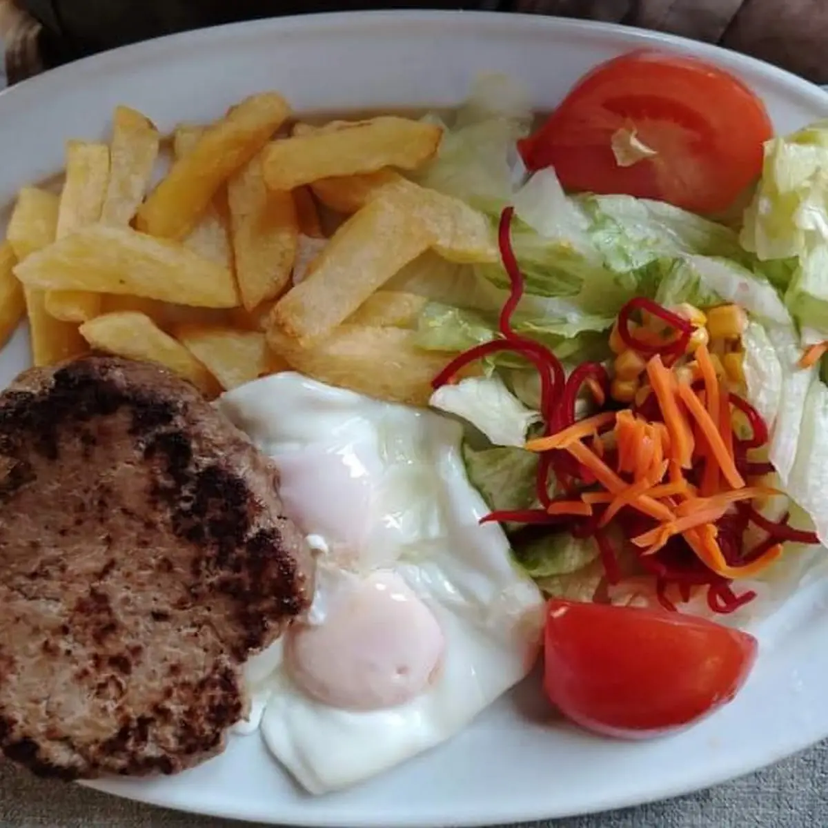 Hamburger Uovo Fritto E Patatine Fritte