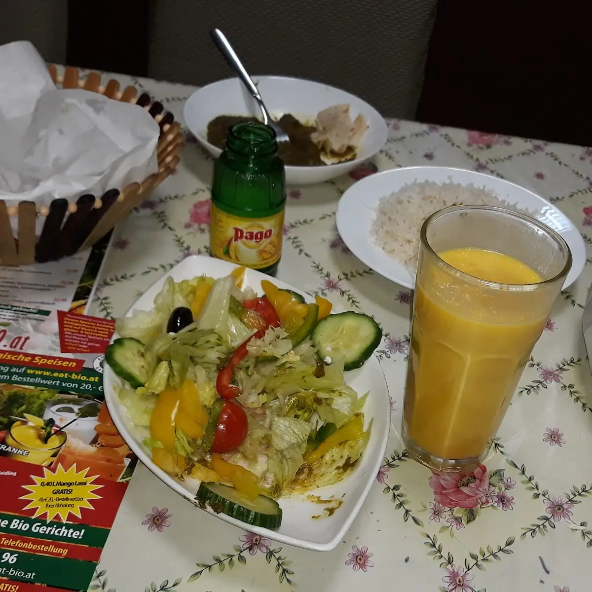 Griechischer Salat Und Mango Lassi