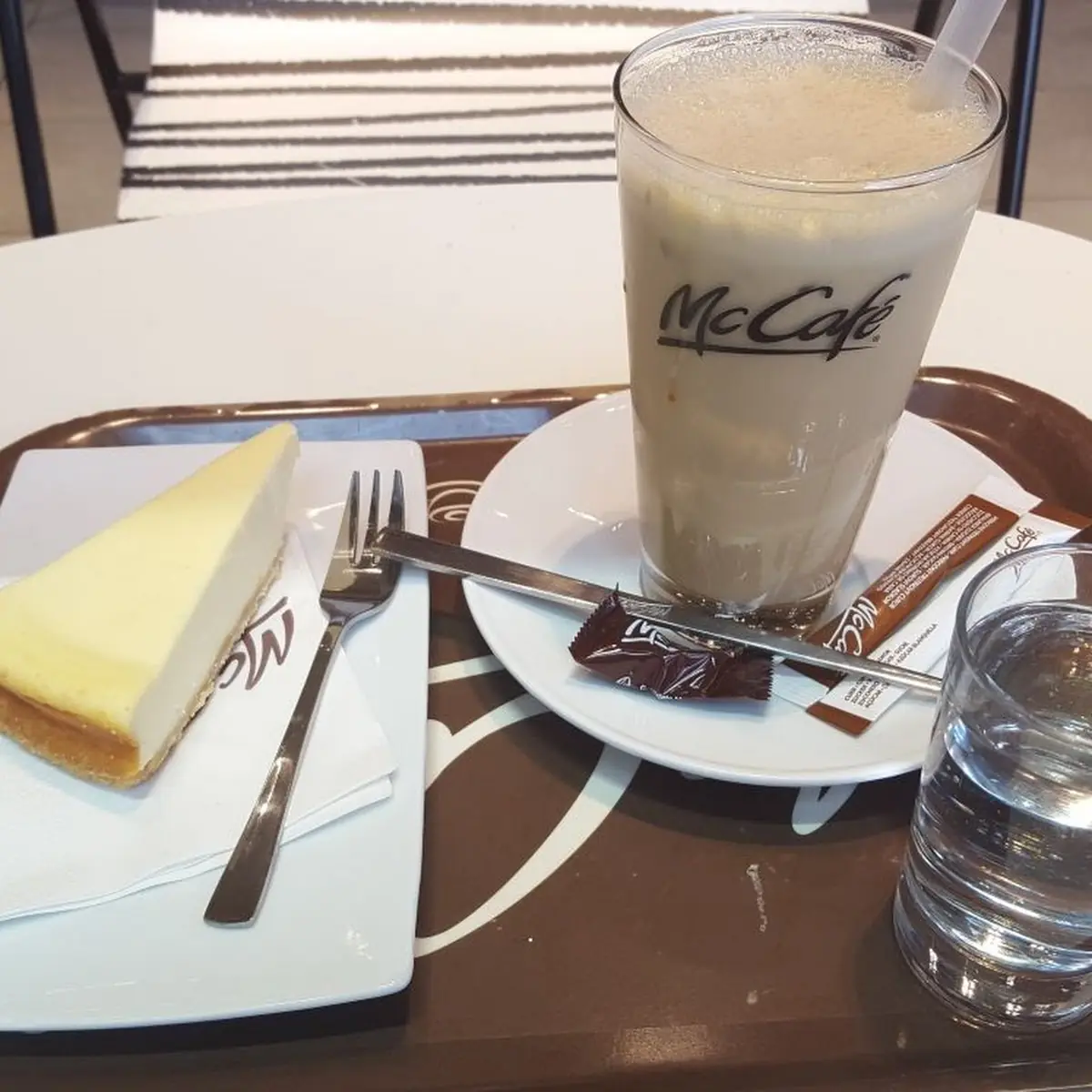 Cheese Cake Und Iced Cafe Latte