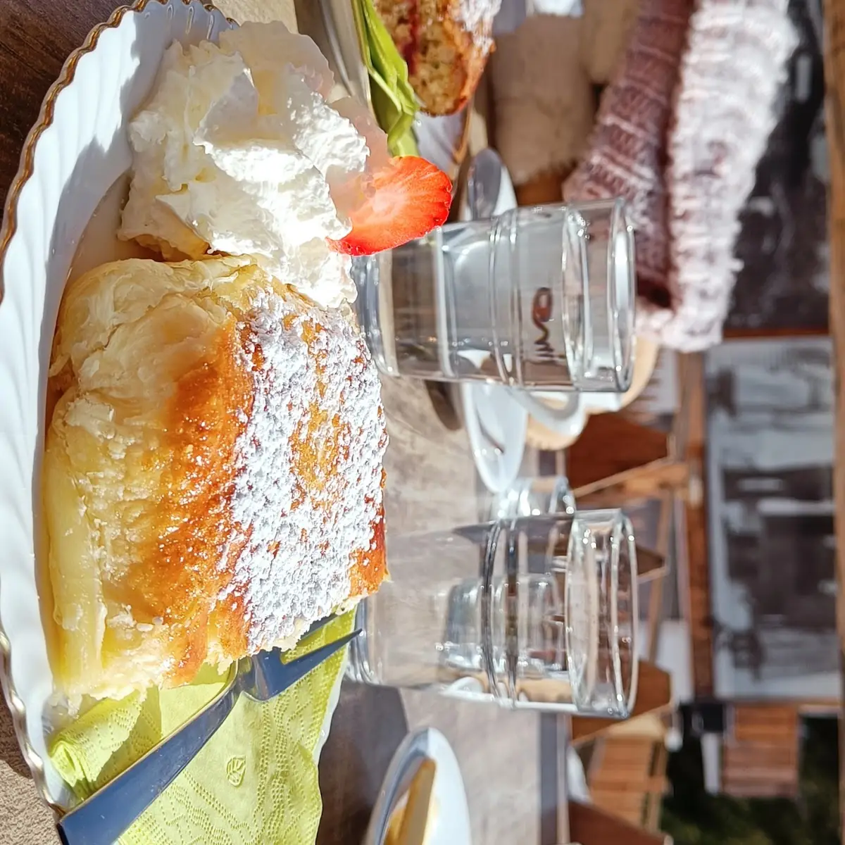 Topfenstrudel Und Linzer Kuchen