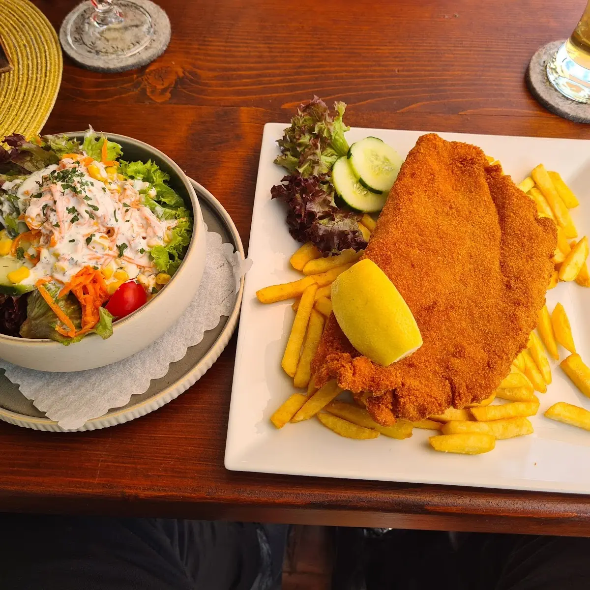Condon Bleu Mit Pommes Und Kleinem Salat