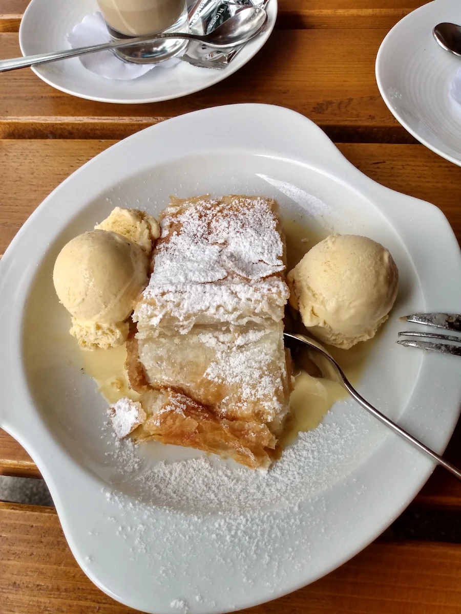 Apfelstrudel Mit Vanilleeis