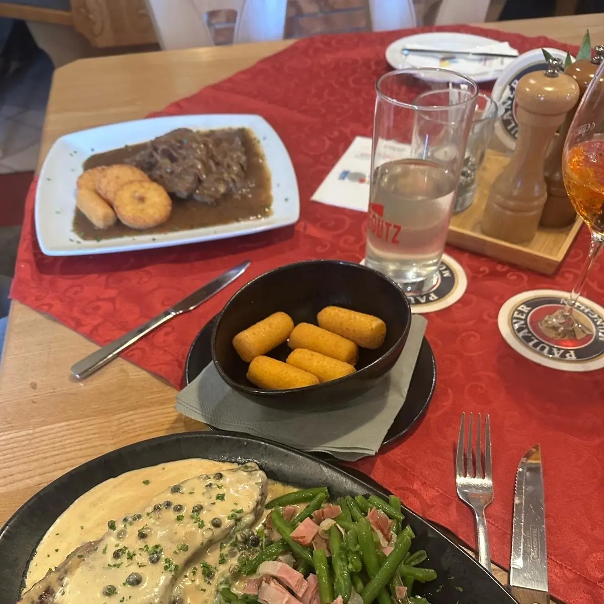 Rumpsteak Mit Pfeffersauce Und Kroketten