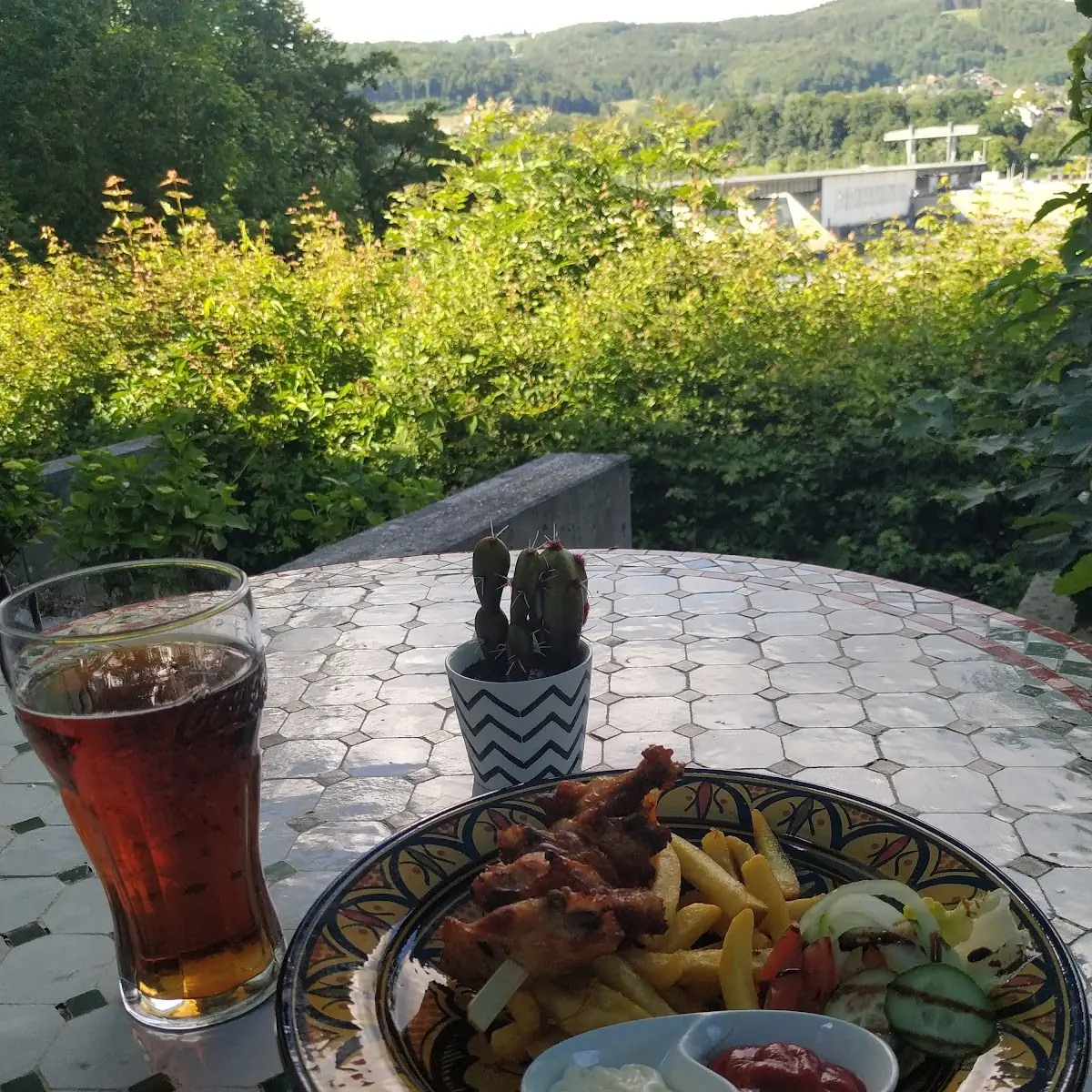 Chicken Wings Mit Pommes Und Eistee
