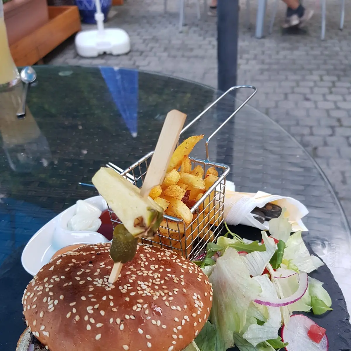 Hausburger Mit Pommes