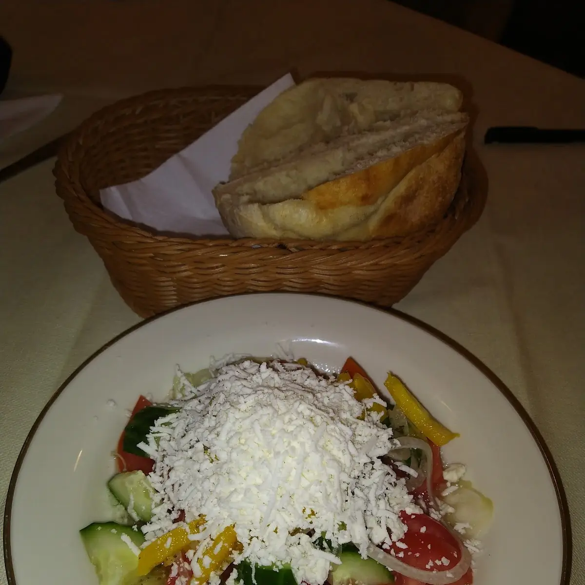 Shopskasalat Mit Fladenbrot