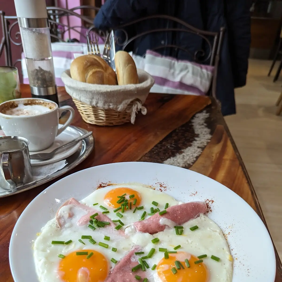 Cooked Eggs with Turkey Ham