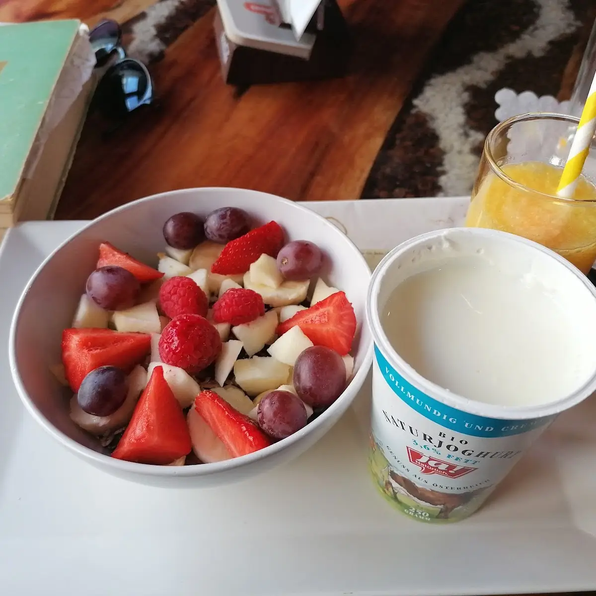 Vitaminfrühstück Müsli Frische Früchte Honig Joghurt Milch Orangensaft Kaffee