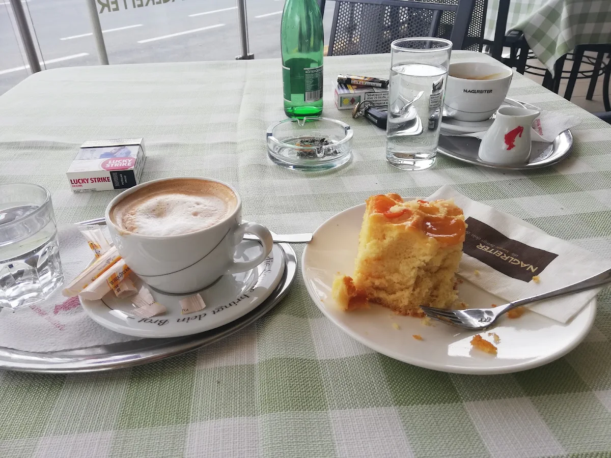 Marillenkuchen Und Cappuccino
