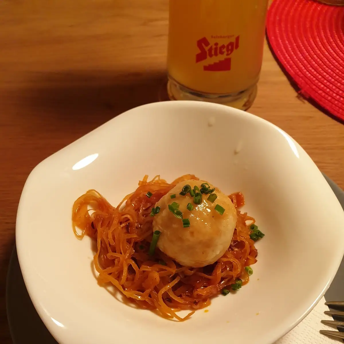 Grammelknödel Mit Karamelisierten Weißkohlgemüse