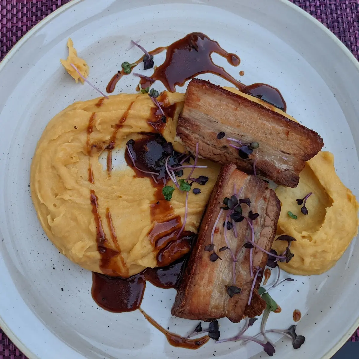 Platinierter Schweinebauch Mit Kartoffel-kürbis-püree