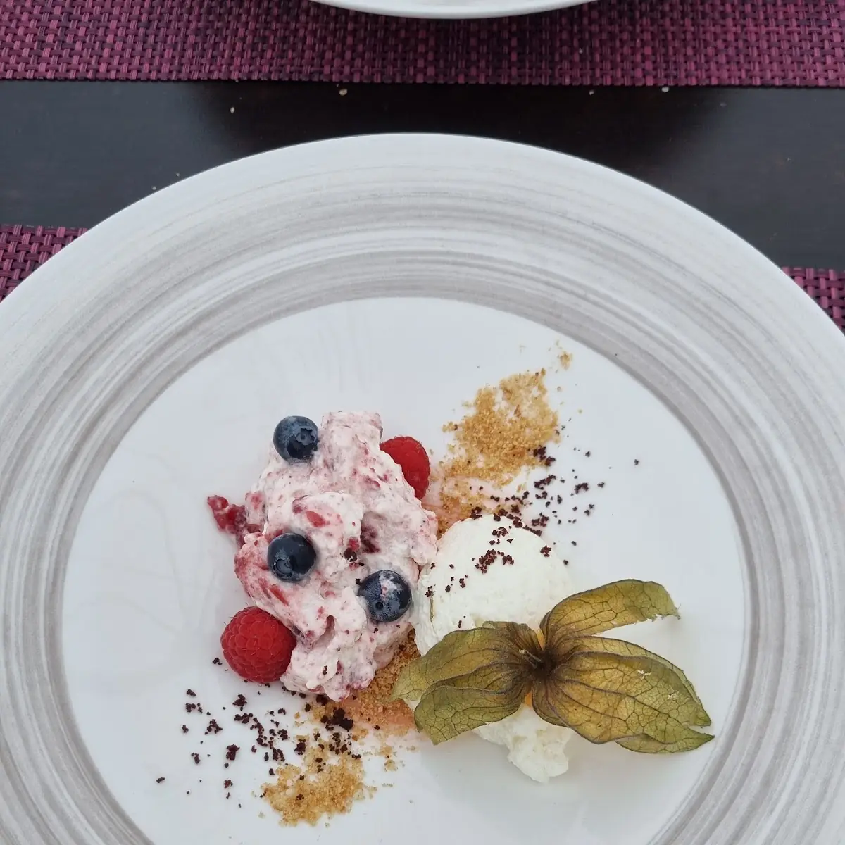 Topfen Joghurt Nockerl Beeren Espuma
