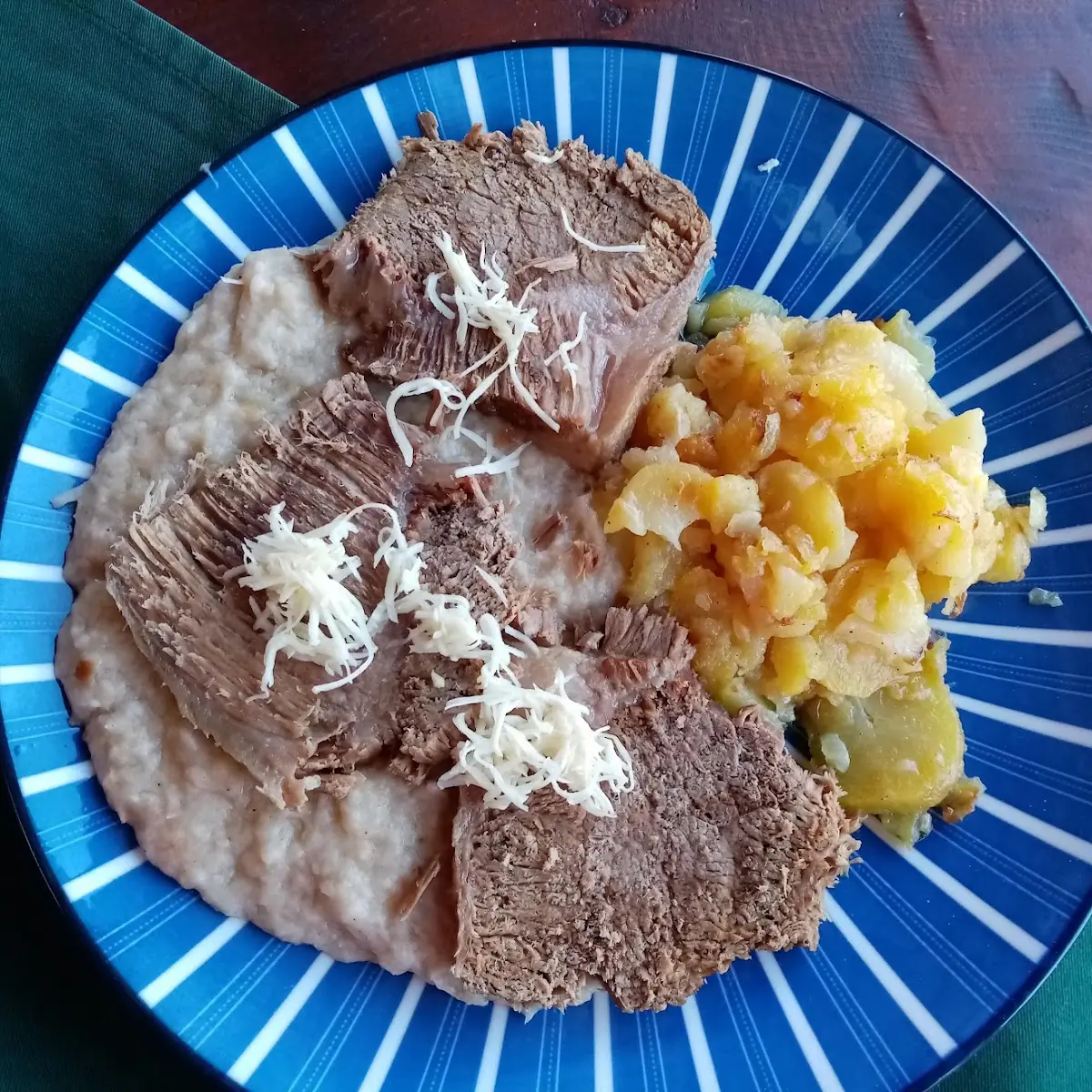 Gekochtes Rindfleisch Mit Apfelkren Und Erdäpfelschmarren