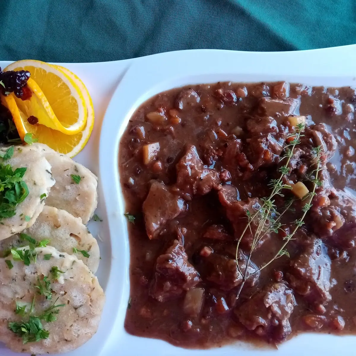 Hirschragout Mit Serviettenknödel