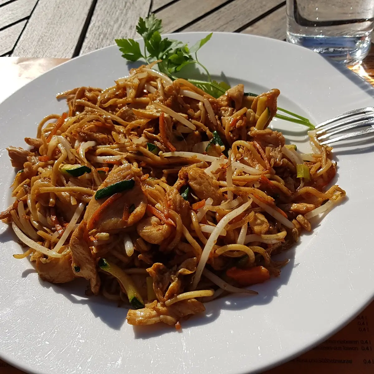 Gebrateneudeln Mit Huhnfleisch Und Gemüse