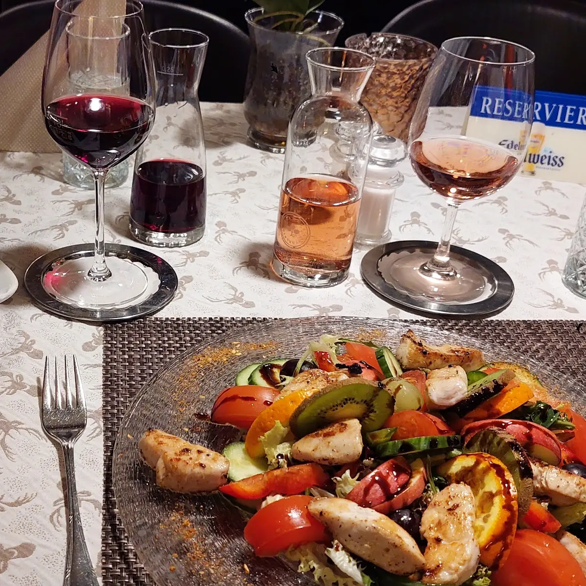 Großer Salatteller Und Leber Mit Pürre