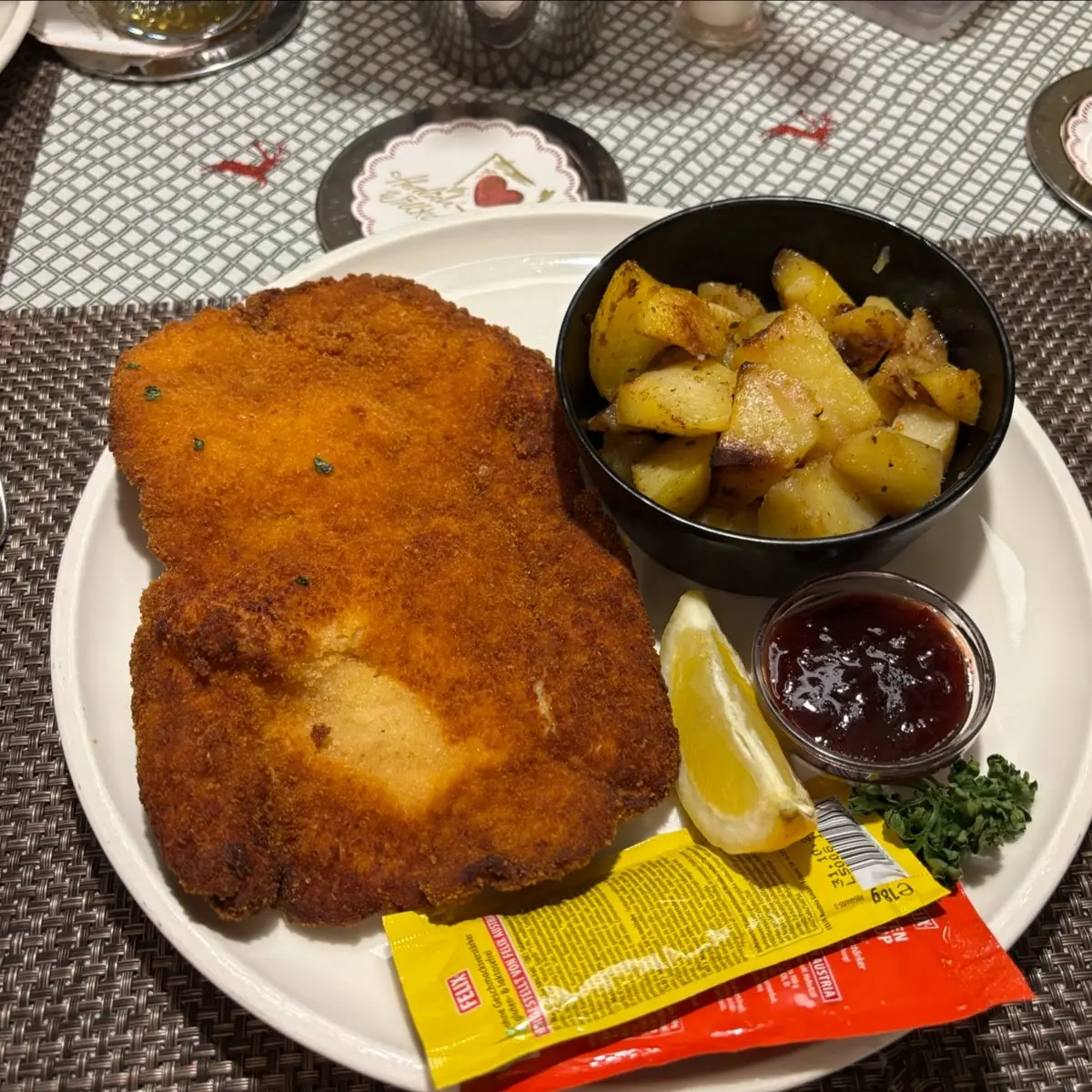Wiener Schnitzel Vom Schwein Petersilienerdäpfel Oder Pommes Frites