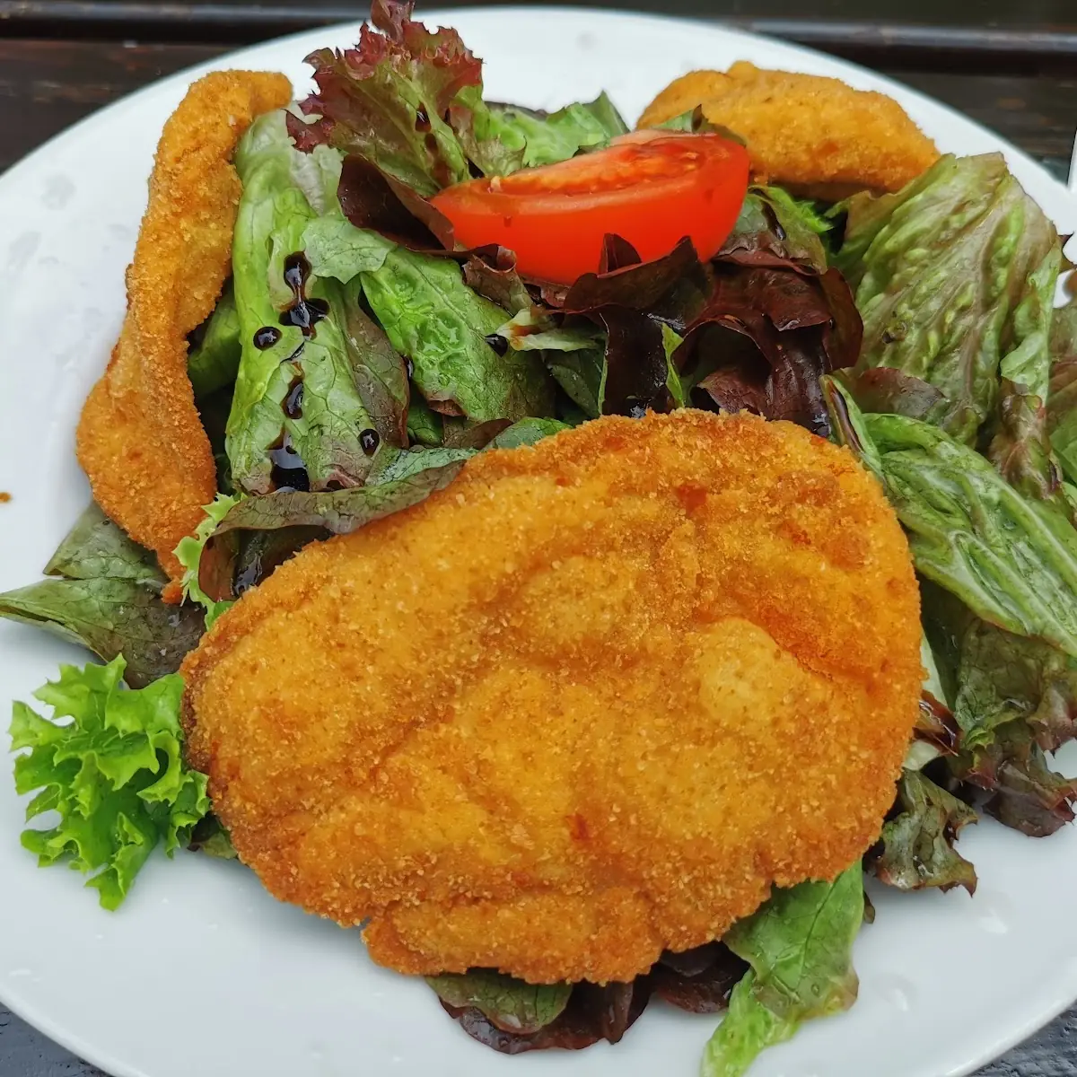 Gebackenes Henderl Auf Blattsalat