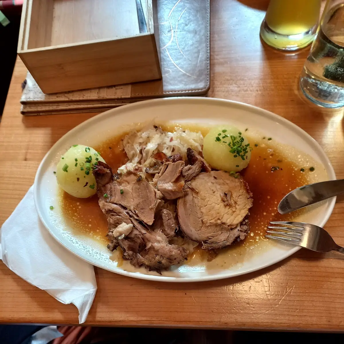 Schweinebraten Mit Kartoffelknödel Und Speckkraut