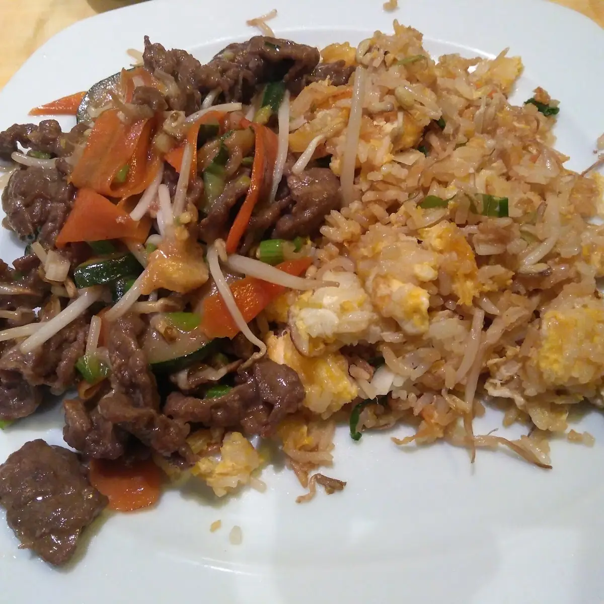 Gebratener Eierreis Mit Rindfleisch