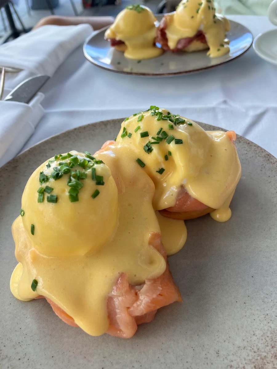 Eggs Benedict w Spinach